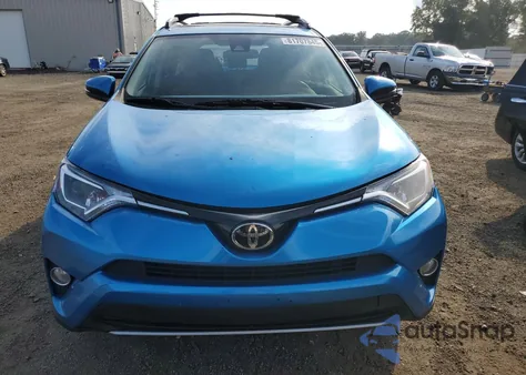 2017 Toyota Rav4 Xle z USA, uszkodzony, nr VIN JTMRFREV9HD213256